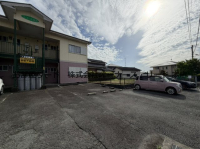 エコール荒木の駐車場