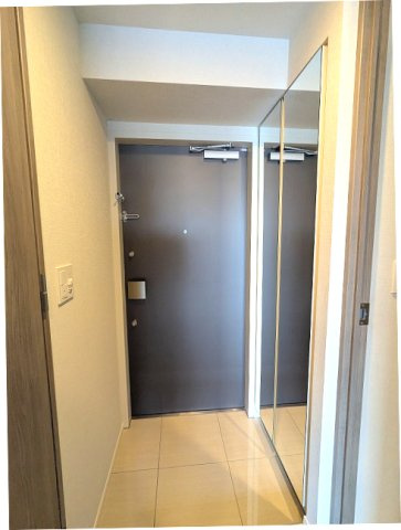 URBANEX上野の設備|ディンプルキーのダブルロックセキュリティ、玄関に姿見鏡付、人感センサー付き玄関ライト
