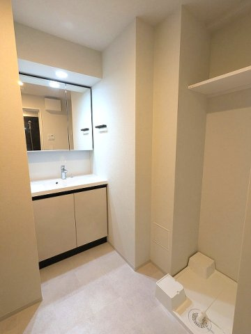 URBANEX上野の洗面所|トイレと独立した洗面脱衣室、2面鏡付洗面台、洗濯機置場は排水口のお手入れしやすい様に手前中央に配置し、足高の防水パンです