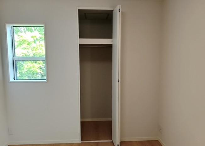 【収納】 | デザイン性を重視しすぎて収納が少なかった！なんてことにならないため、事前に現地で収納の数を確認しておくことをお勧めします。クローゼット以外にも床下収納や屋根裏収納、パントリーなどもチェックしましょう。