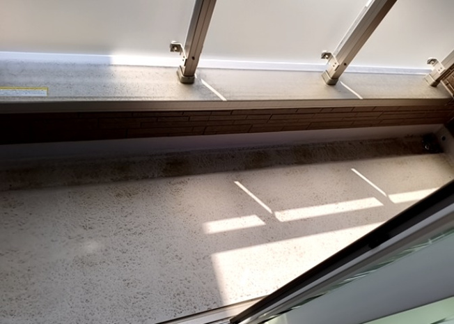 【バルコニー】 | バルコニーは、室外の専用スペースのうち、「屋根がなく開放された空間」であるものを指します。ベランダより広いタイプのものが多く、日当たりもよいため家庭菜園などを楽しみたい人にとって適した環境となります。