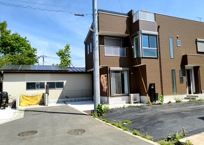 【前面道路含む現地写真】 | お持ちの車種によっては前面道路が広い方が便利でしょう。しかし、前面道路が広ければその分交通量が多くなるため、騒音などが気になる場合があります。実際に現地を見学し、周辺交通量や騒音などを確認しましょう！