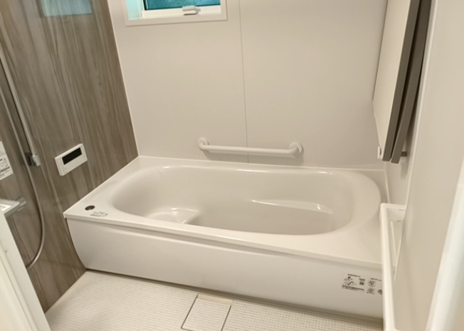【浴室】 | 入浴時の快適さも大事なことですが、綺麗な状態を維持できなければ気持ちよく入浴できません。毎日の掃除が楽という点は大事なポイントになります！カビが生えにくく掃除がしやすい、壁や浴槽を選ぶといいでしょう。