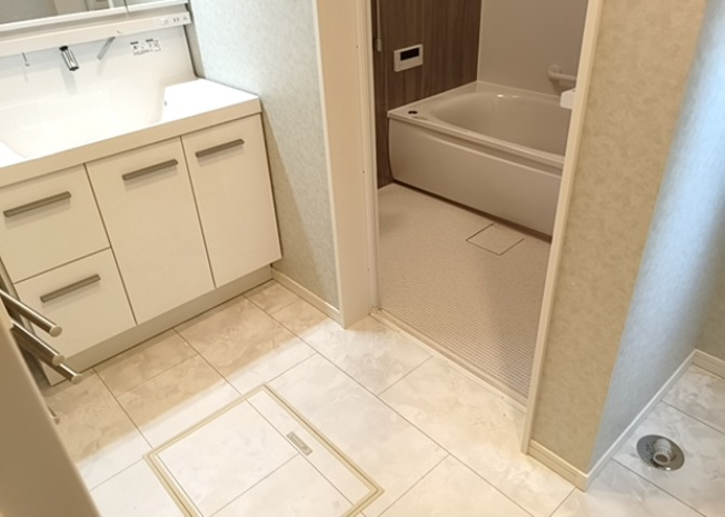 【脱衣所】 | 多くの戸建て住宅で見かける洗面脱衣所は、洗面台と洗濯機が2畳ほどのスペースに並べられていて、洗面所が脱衣所を兼ね備えている間取りが一般的です。お客様が利用することもある、パブリックな空間でもあります。