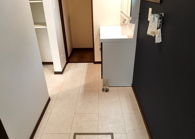 【脱衣所】 | 多くの戸建て住宅で見かける洗面脱衣所は、洗面台と洗濯機が2畳ほどのスペースに並べられていて、洗面所が脱衣所を兼ね備えている間取りが一般的です。お客様が利用することもある、パブリックな空間でもあります。