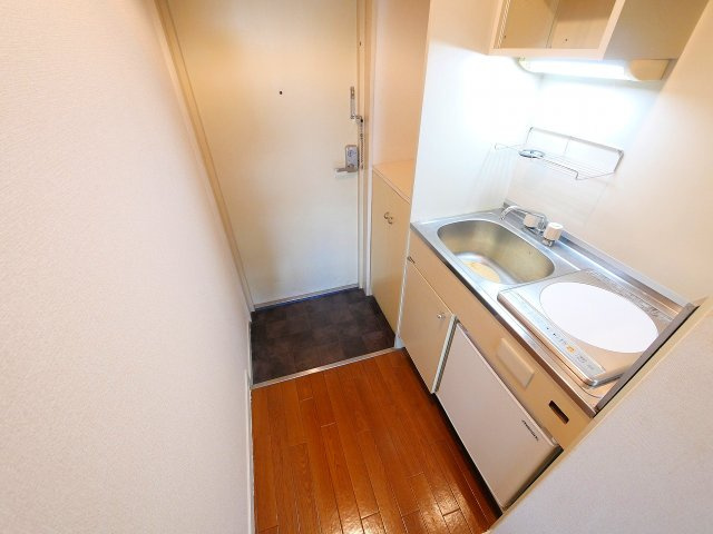 メゾンアンテルナ奈良のキッチン|コンパクトなキッチンで掃除もラクラク