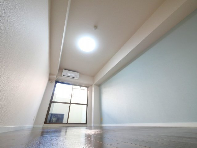 メゾンアンテルナ奈良の洋室|コンパクトで使いやすい洋室です