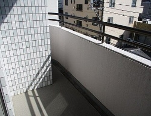 ライオンズマンション日吉町のバルコニー|暖かな日差しのふりそそぐバルコニー