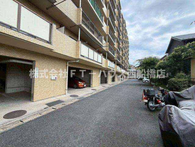 市川東レジデンスの駐車場