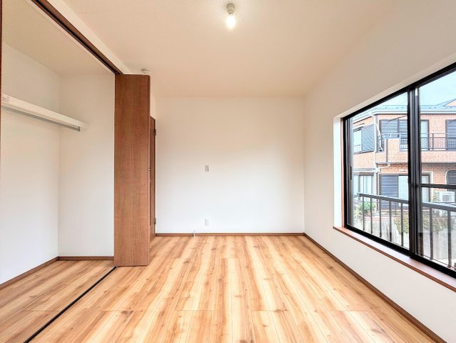 戸塚区前田町　中古戸建て　第2の洋室|◆室内はいつも明るい印象なので気持ちの良い朝を迎えられます。各部屋にはクローゼットを完備しており、収納が多いお家はすっきりして快適空間です。