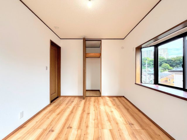 戸塚区前田町　中古戸建て　第2の洋室|◆気持ちの良い風が室内へ入り込む居室。家具を配置しても広々ご利用いただけます！！