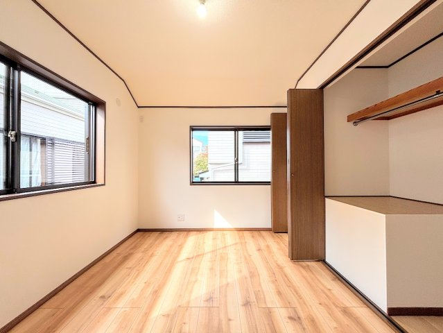 戸塚区前田町　中古戸建て　第2の洋室|◆子どものスタディ空間として、あるいは書斎やホビールームとして生活スタイルに合わせて使えるプライベートルーム。居心地のいい落ち着いたインテリアが似合います。