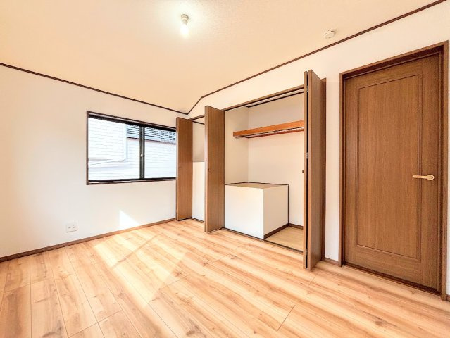 戸塚区前田町　中古戸建て　第2の洋室|◆感性を育むプライベートルームはシンプルでスマートな空間。好みの空間で読書をしたり、音楽を聞いたりと一人の時間も充実したものにできます。