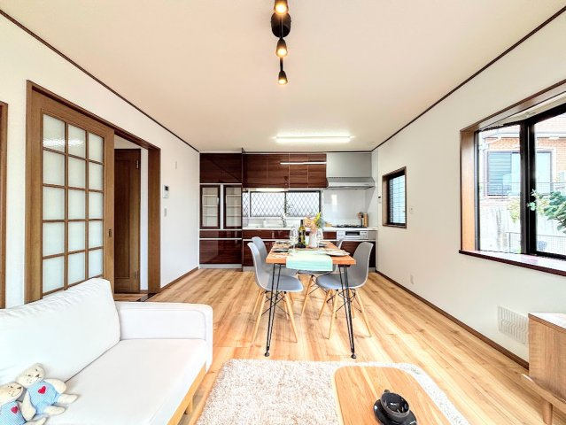 戸塚区前田町　中古戸建て　第2の居間・リビング|◆家族で食卓を囲むダイニングスペースと、ソファでゆったりくつろぐリビングスペースがしっかり区切られているので家具の配置や用途を使いわけしやすいです。(家具はイメージです)