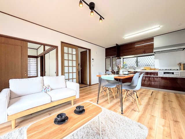 戸塚区前田町　中古戸建て　第2の居間・リビング|◆ご家族の会話がはずむ、開放的なＬＤＫです。休日はお陽さまの光をたっぷりととりこめるぽかぽかリビングで過ごしませんか？(家具はイメージです)