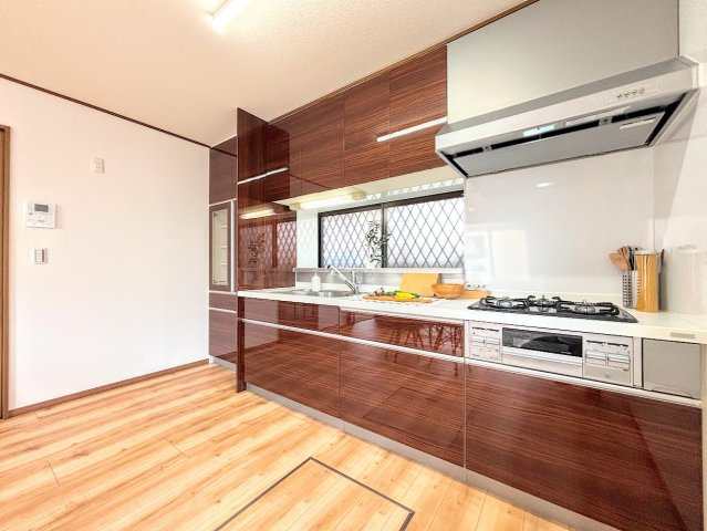 戸塚区前田町　中古戸建て　第2のキッチン|◆ご家族みんなで調理ができる位のスペースを実現したキッチン空間となっております。みんなで作った料理を召し上がりながらの会話は、どのような物になるのでしょうか。