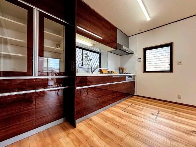 戸塚区前田町　中古戸建て　第2のキッチン|◆デザイン性と機能性を兼ね備えたキッチンです。リビングスペースとの一体感が生まれ、広々空間を演出してくれます。