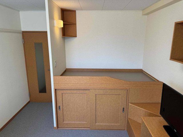 レオパレスプチＭの内装|※同タイプ部屋の写真となります（ベッド・収納）