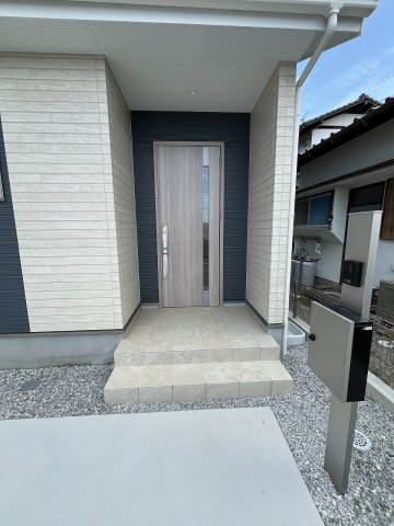 【玄関】 | 糟屋郡宇美町宇美東2丁目6期　2号棟（全2棟）【仲介手数料無料・0円】 | 現地写真。