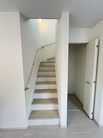 【内装】 | 糟屋郡宇美町宇美東2丁目6期　2号棟（全2棟）【仲介手数料無料・0円】 | 現地写真。2階へ上がる階段です。手摺もついて安全ですね。