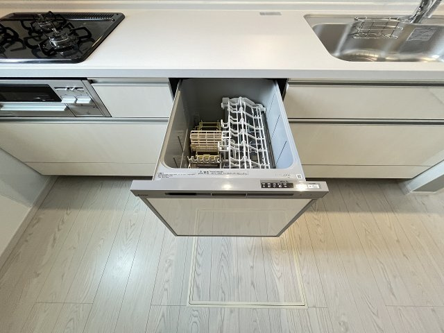 【キッチン】 | 糟屋郡宇美町宇美東2丁目6期　2号棟（全2棟）【仲介手数料無料・0円】 | 現地写真。食洗器が付いてます。