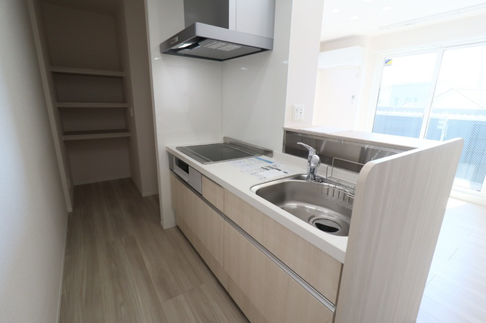 セレウィータ栄町のキッチン|対面システムキッチン（3口IH、グリル、浄水器付き）