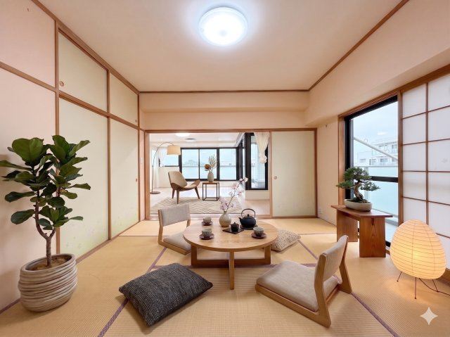 ニューシティ東戸塚南の街壱号館の和室|◆明るく暖かな陽射しが射し込むLDK。隣接する和室とつなげれば、約34帖の大空間に変身です。上質な温もりに包まれる、快適で穏やかなプライベート空間です。(家具はイメージです)