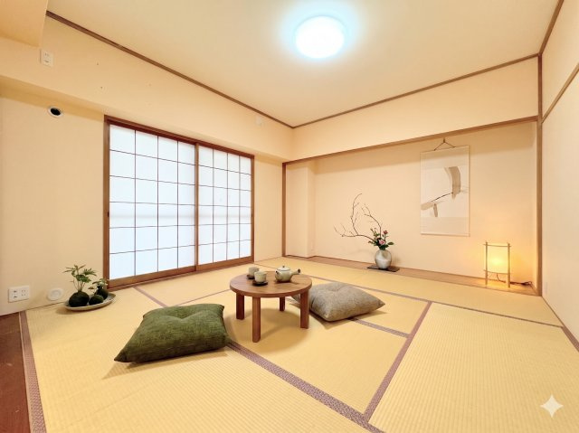 ニューシティ東戸塚南の街壱号館の和室|◆柔らかい陽光が差し込む明るいお部屋を演出する設計。彩光の取れる窓が気持ちの良いお部屋を創り上げます。(家具はイメージです)