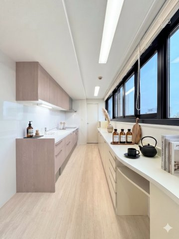 ニューシティ東戸塚南の街壱号館のキッチン|◆デザイン性と機能性を兼ね備えたキッチンです。広々空間を演出してくれます。(家具はイメージです)