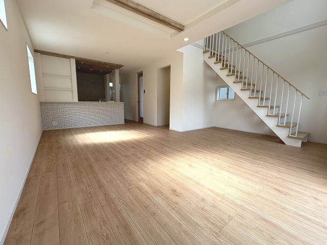 【居間・リビング】 | 糟屋郡宇美町神武原1丁目　1号棟（全3棟）【仲介手数料無料・0円】 | 現地写真。