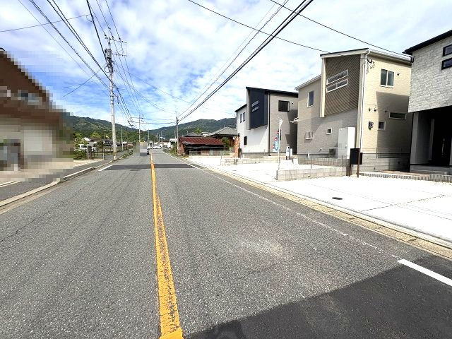 【その他】 | 糟屋郡宇美町神武原1丁目　1号棟（全3棟）【仲介手数料無料・0円】 | 現地写真。前面道路です。