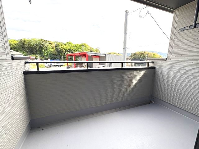 【バルコニー】 | 糟屋郡宇美町神武原1丁目　1号棟（全3棟）【仲介手数料無料・0円】 | 現地写真。