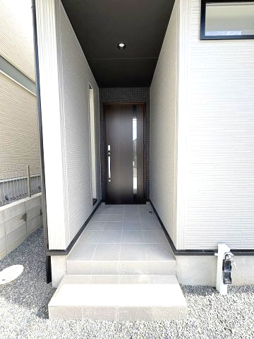 【玄関】 | 糟屋郡宇美町神武原1丁目　1号棟（全3棟）【仲介手数料無料・0円】 | 現地写真。