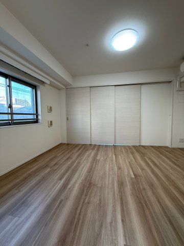 パレステージ大島の居間・リビング|角部屋ならではの心地よい光と風が訪れる安らぎのリビングです。
