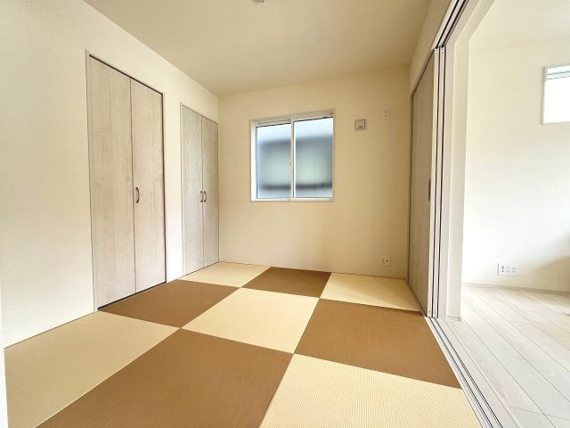 【和室】 | 糟屋郡宇美町神武原1丁目　2号棟（全3棟）【仲介手数料無料・0円】 | 現地写真。1階和室です。