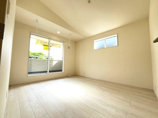 【寝室】 | 糟屋郡宇美町神武原1丁目　2号棟（全3棟）【仲介手数料無料・0円】 | 現地写真。2階主寝室です。