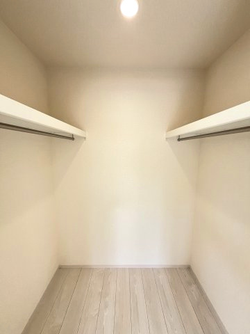 【収納】 | 糟屋郡宇美町神武原1丁目　2号棟（全3棟）【仲介手数料無料・0円】 | 現地写真。ウォークインクローゼットです。
