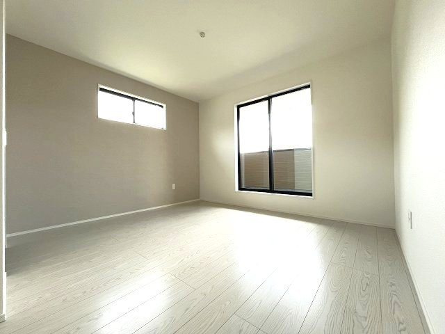【寝室】 | 糟屋郡宇美町障子岳2丁目2期　1号棟（全3棟）【仲介手数料無料・0円】 | 現地写真。2階主寝室です。