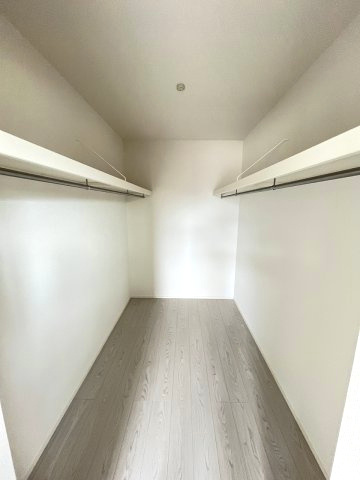 【収納】 | 糟屋郡宇美町障子岳2丁目2期　1号棟（全3棟）【仲介手数料無料・0円】 | 現地写真。ウォークインクローゼットです。