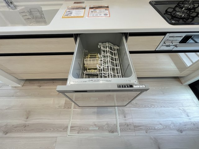 【キッチン】 | 糟屋郡宇美町障子岳2丁目2期　1号棟（全3棟）【仲介手数料無料・0円】 | 現地写真。食洗器が付いてます。