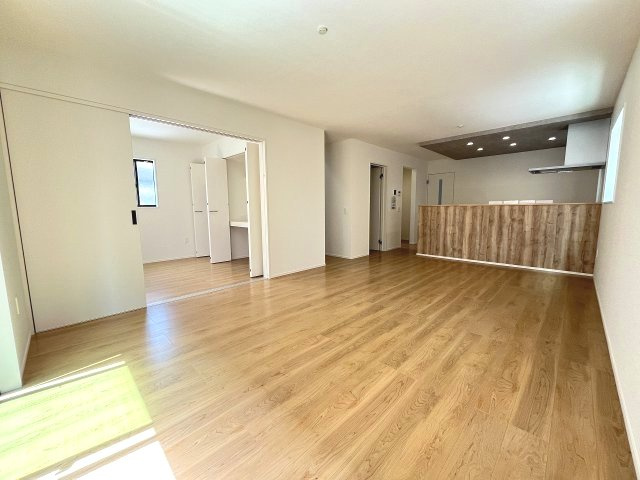 【居間・リビング】 | 糟屋郡宇美町障子岳2丁目2期　2号棟（全3棟）【仲介手数料無料・0円】 | 現地写真。
