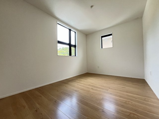 【寝室】 | 糟屋郡宇美町障子岳2丁目2期　2号棟（全3棟）【仲介手数料無料・0円】 | 現地写真。2階主寝室です。