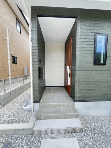 【玄関】 | 糟屋郡宇美町障子岳2丁目2期　2号棟（全3棟）【仲介手数料無料・0円】 | 現地写真。