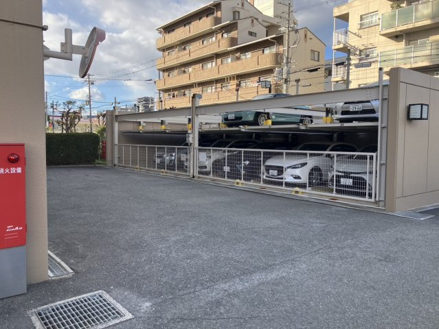 ライオンズマンション城東緑橋の駐車場