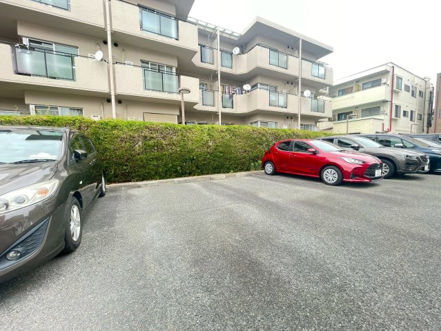 アルフォルスエムの駐車場