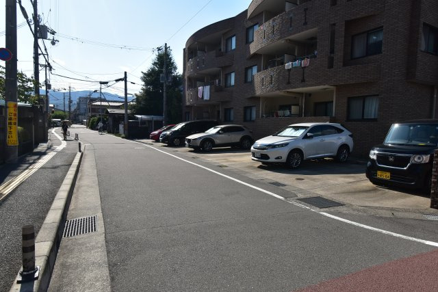 クラヴァス長岡京の駐車場