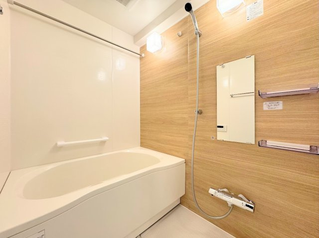 コーラル東戸塚の浴室|◆モダンデザインの空間が気持ちよさを高めてくれるバスルーム。すっきりとした清潔感があり、心身をリフレッシュできる寛ぎを深めてくれるスペースです。