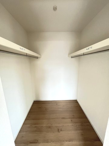 【収納】 | 糟屋郡宇美町宇美東2丁目7期　1号棟（全1棟）【仲介手数料無料・0円】 | 現地写真。ウォークインクローゼットです。