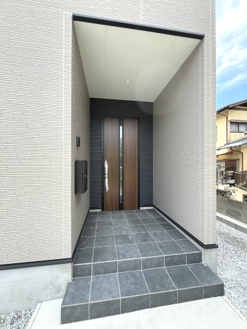【玄関】 | 糟屋郡宇美町宇美東2丁目7期　1号棟（全1棟）【仲介手数料無料・0円】 | 現地写真。