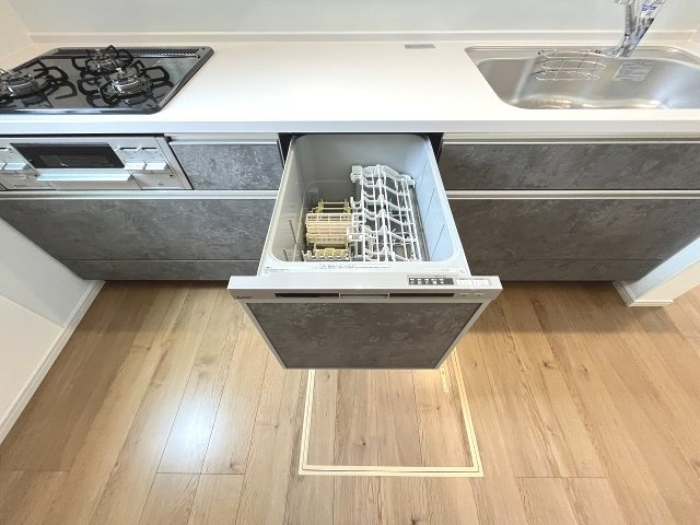 【キッチン】 | 糟屋郡宇美町宇美東2丁目7期　1号棟（全1棟）【仲介手数料無料・0円】 | 現地写真。食洗器が付いてます。